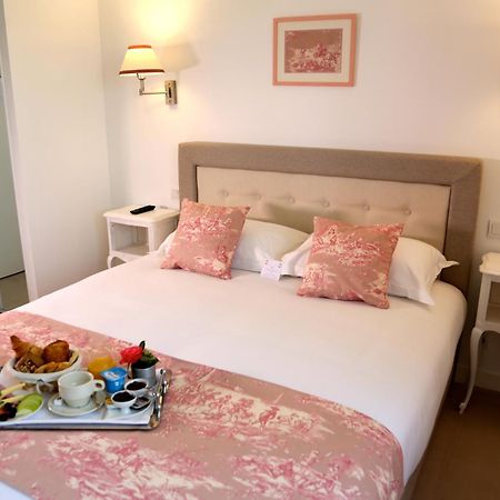 Hotel Restaurant Le Lion D'Or Saint-Hilaire-du-Harcouët Habitación foto