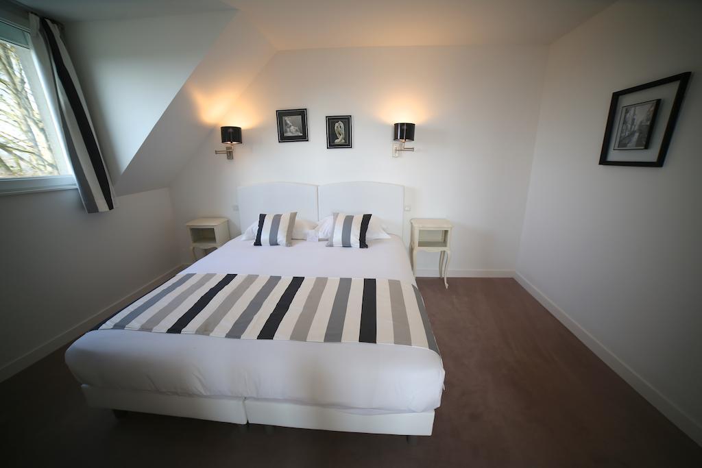 Hotel Restaurant Le Lion D'Or Saint-Hilaire-du-Harcouët Habitación foto